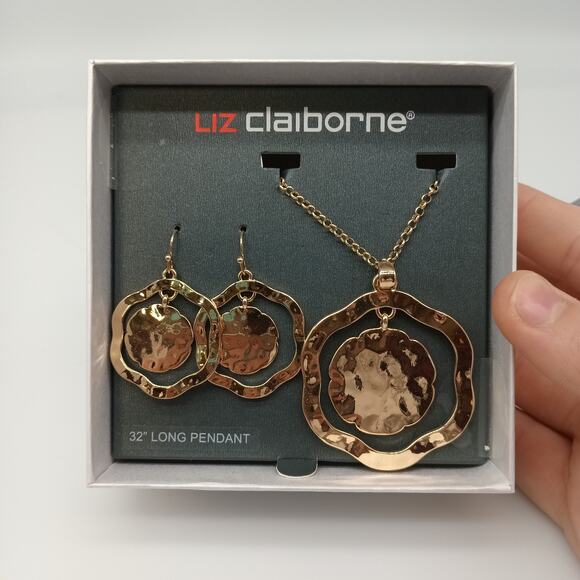 Liz Claiborne Jewelry - NWT Liz Claiborne Hammered Gold Tone Necklace Earring Set Brutalist Gift Set